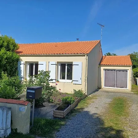 House With Enclosed Garden Without Neighbors And Jacuzzi 度假居